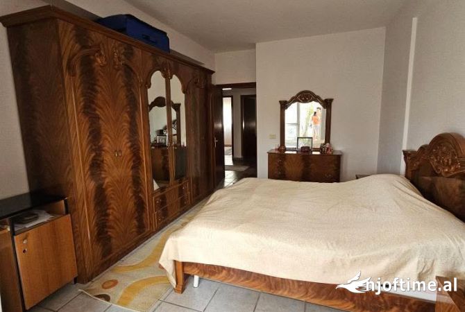 Shtepi me qera Apartament ne Tirane, 3+1, Mobilimi E mobiluar, Pagesa 700  Euro.
