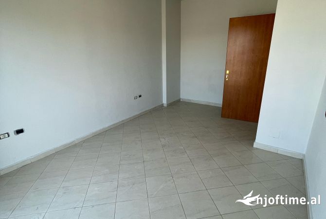 Shtepi ne shitje Apartament ne Tirane, 1+1, Mobilimi Bosh, pa mobiluar, Pagesa 110,000  Euro.