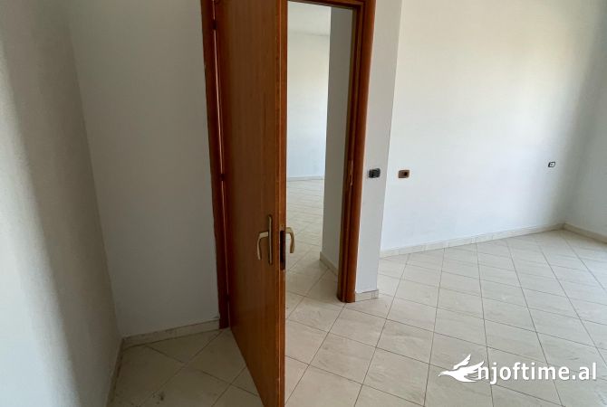 Shtepi ne shitje Apartament ne Tirane, 1+1, Mobilimi Bosh, pa mobiluar, Pagesa 110,000  Euro.