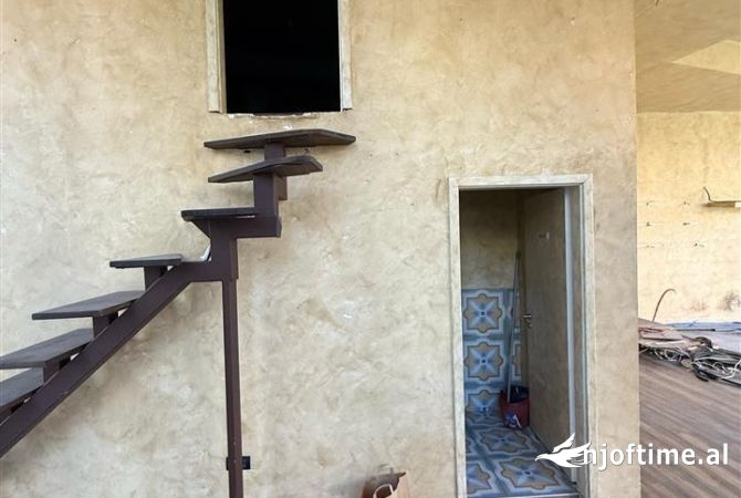 Ambient biznesi me qera 2+1 ne Tirane - 2,000 Euro