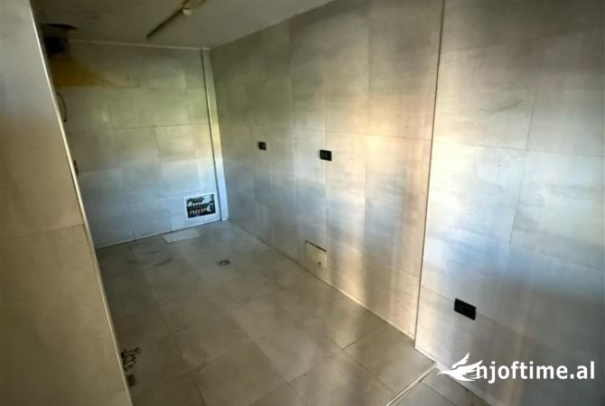 Ambient biznesi me qera 2+1 ne Tirane - 2,000 Euro