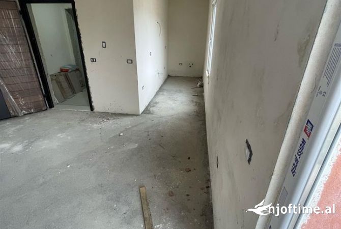 Shtepi ne shitje Apartament ne Tirane, 2+1, Mobilimi Bosh, pa mobiluar, Pagesa 101,999  Euro.