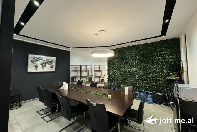 Ambiente Commerciale in Vendita 3+1 a Tirana - 600,000 Euro