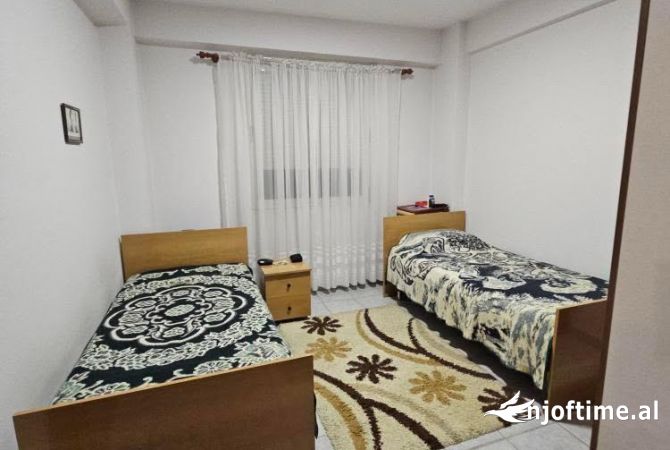 Shtepi me qera Apartament ne Tirane, 3+1, Mobilimi E mobiluar, Pagesa 700  Euro.