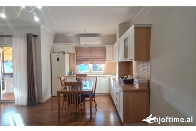 Shtepi ne shitje Apartament ne Tirane, 2+1, Mobilimi E mobiluar, Pagesa 159,800  Euro.