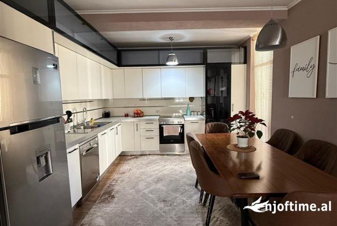 Shtepi ne shitje Apartament ne Tirane, 3+1, Mobilimi E mobiluar, Pagesa 310,020  Euro.