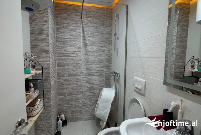 Shtepi ne shitje Apartament ne Tirane, 2+1, Mobilimi E mobiluar, Pagesa 244,990  Euro.