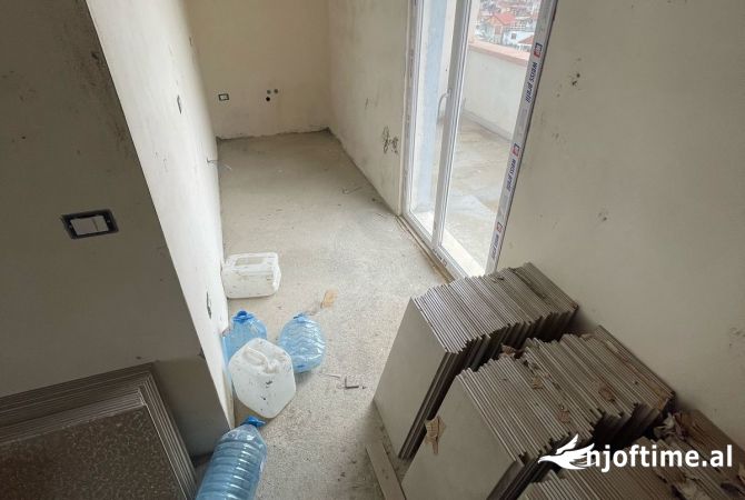 Shtepi ne shitje Apartament ne Tirane, 2+1, Mobilimi Bosh, pa mobiluar, Pagesa 101,990  Euro.
