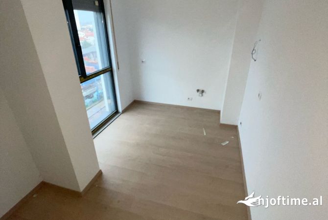 Shtepi ne shitje Apartament ne Tirane, 2+1, Mobilimi Bosh, pa mobiluar, Pagesa 153,000  Euro.