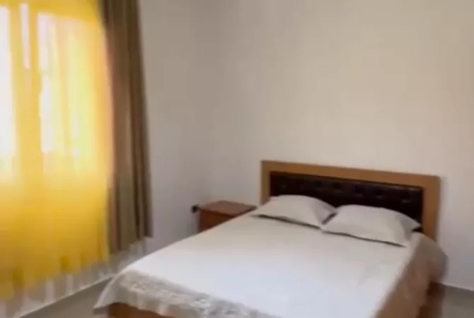 Shtepi me qera Apartament ne Tirane, 2+1, Mobilimi E mobiluar, Pagesa 550  Euro.