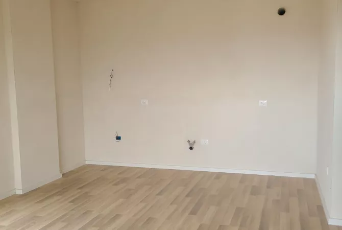 Ambiente Commerciale in Affitto 3+1 a Tirana - 450 Euro