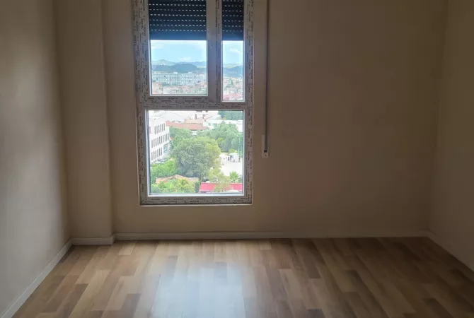 Ambiente Commerciale in Affitto 3+1 a Tirana - 450 Euro
