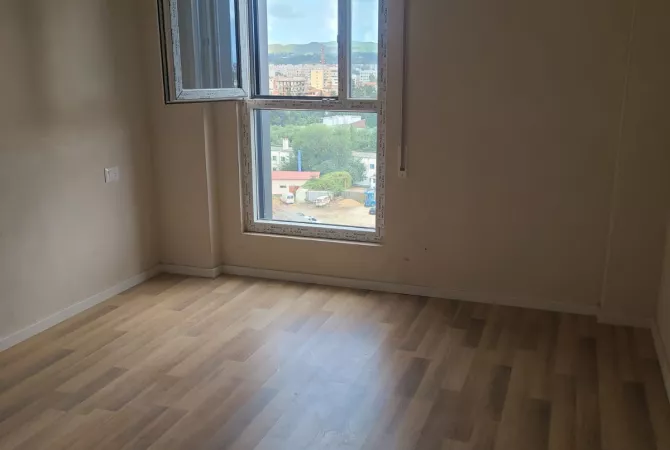 Ambient biznesi me qera 3+1 ne Tirane - 450 Euro
