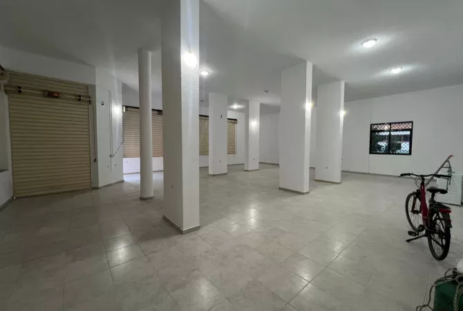 Ambient biznesi me qera 4+1 ne Tirane - 1,300 Euro
