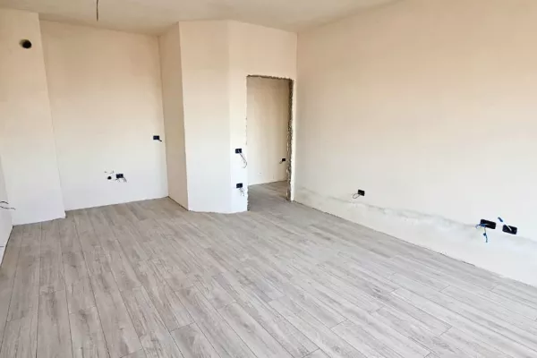 Shtepi ne shitje Apartament ne Tirane, 1+1, Mobilimi Bosh, pa mobiluar, Pagesa 112,400  Euro.