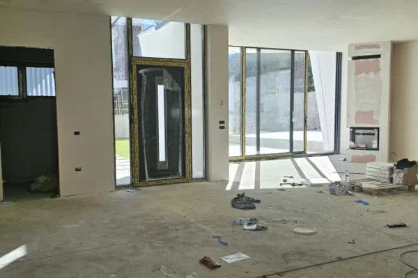 Shtepi ne shitje Vila Luksoze ne Tirane, 1+1, Mobilimi Bosh, pa mobiluar, Pagesa 780,009  Euro.