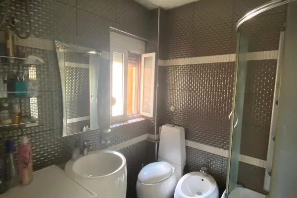 Shtepi ne shitje Apartament ne Tirane, 2+1, Mobilimi E mobiluar, Pagesa 168,000  Euro.