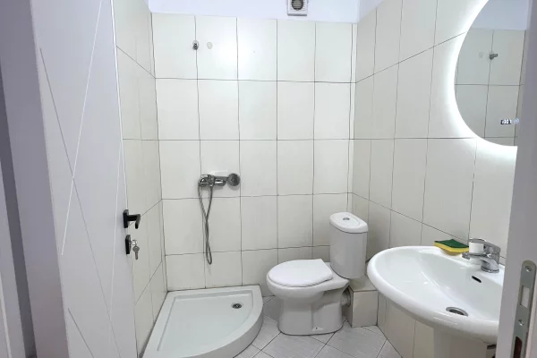 Shtepi ne shitje Apartament ne Tirane, 2+1, Mobilimi E mobiluar, Pagesa 173,009  Euro.