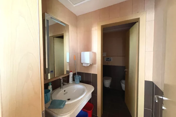 📍 Shitet Ambient Biznesi / Apartament – Mbikalimi i Komunes se Parisit