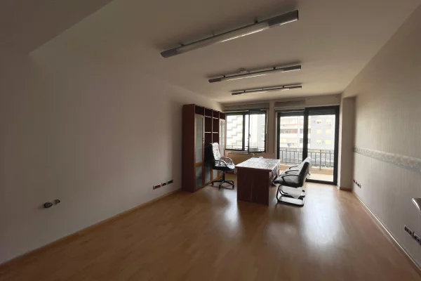 📍 Shitet Ambient Biznesi / Apartament – Mbikalimi i Komunes se Parisit