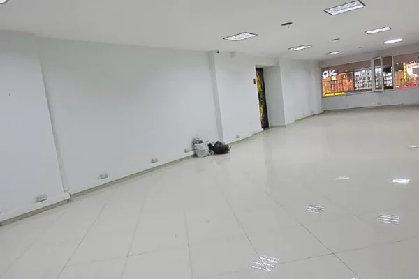 Ambiente Commerciale in Affitto 1+1 a Tirana - 2,009 Euro