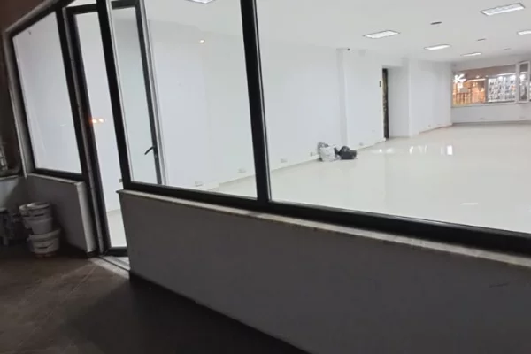 Ambiente Commerciale in Affitto 1+1 a Tirana - 2,009 Euro