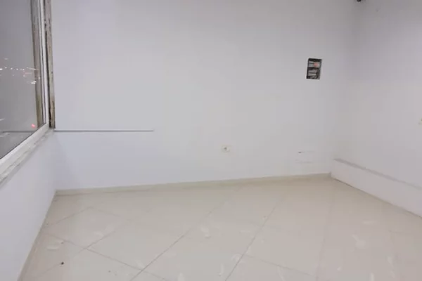 📍 Showroom Premium me Qira – Astir, Buze Rruges Kryesore