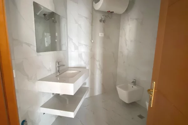 Shtepi ne shitje Apartament ne Tirane, 2+1, Mobilimi E mobiluar, Pagesa 132,009  Euro.