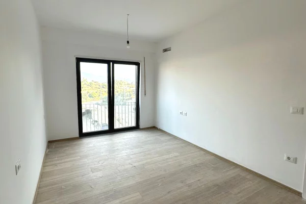 Shtepi ne shitje Apartament ne Tirane, 2+1, Mobilimi Bosh, pa mobiluar, Pagesa 183,300  Euro.