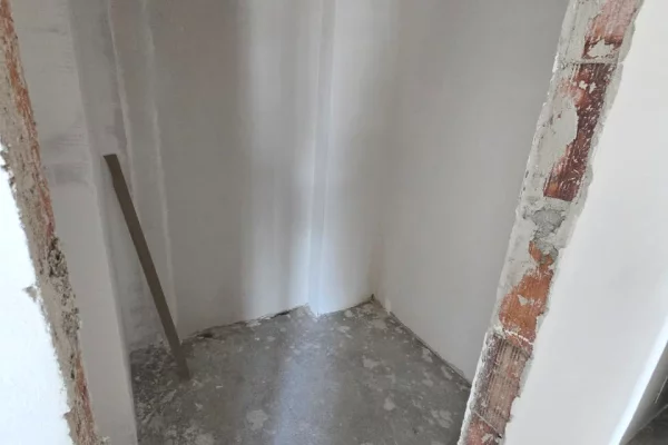 Shtepi ne shitje Apartament ne Tirane, 2+1, Mobilimi Bosh, pa mobiluar, Pagesa 212,239  Euro.