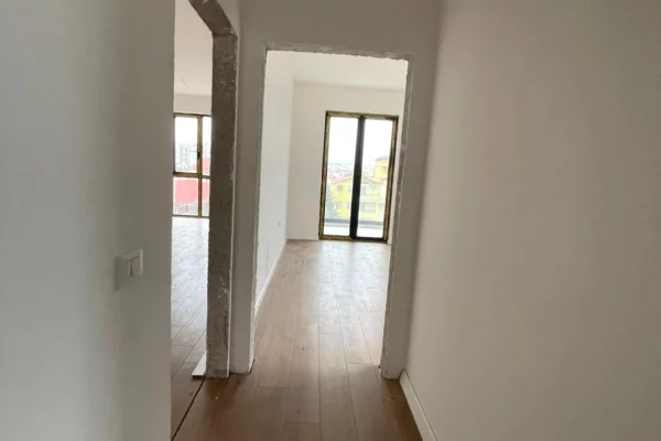 Shtepi ne shitje Apartament ne Tirane, 2+1, Mobilimi Bosh, pa mobiluar, Pagesa 164,009  Euro.