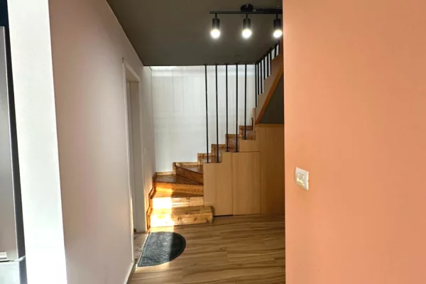 Shtepi ne shitje Apartament ne Tirane, 2+1, Mobilimi E mobiluar, Pagesa 170,200  Euro.