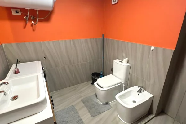 Shtepi ne shitje Apartament ne Tirane, 2+1, Mobilimi E mobiluar, Pagesa 170,200  Euro.