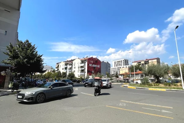 Ambient biznesi ne shitje 1+1 ne Tirane - 1,300,200 Euro