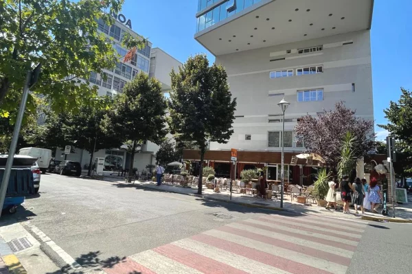 Ambient biznesi ne shitje 1+1 ne Tirane - 1,300,200 Euro
