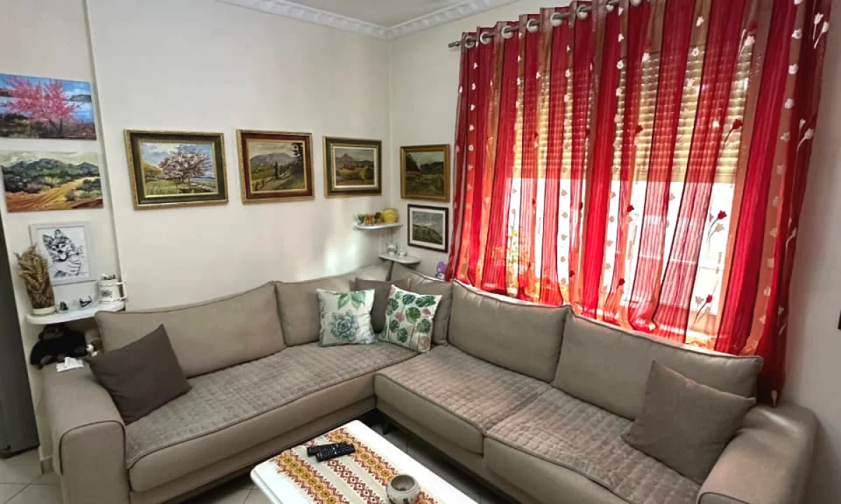 Shtepi ne shitje Apartament ne Tirane, 2+1, Mobilimi E mobiluar, Pagesa 195,009  Euro.