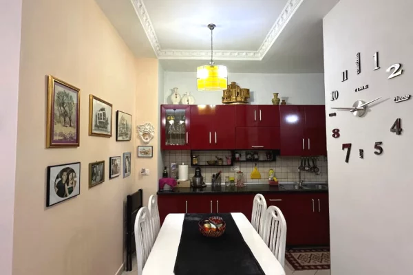 Shtepi ne shitje Apartament ne Tirane, 2+1, Mobilimi E mobiluar, Pagesa 195,009  Euro.