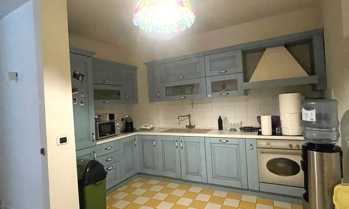 Shtepi ne shitje Apartament ne Tirane, 3+1, Mobilimi E mobiluar, Pagesa 470,009  Euro.