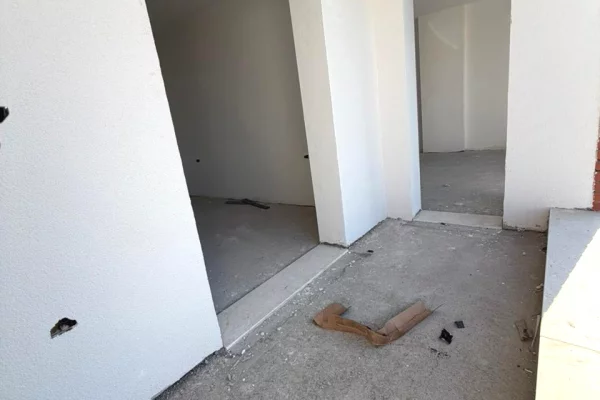 Shtepi ne shitje Apartament ne Tirane, 2+1, Mobilimi Bosh, pa mobiluar, Pagesa 101,899  Euro.