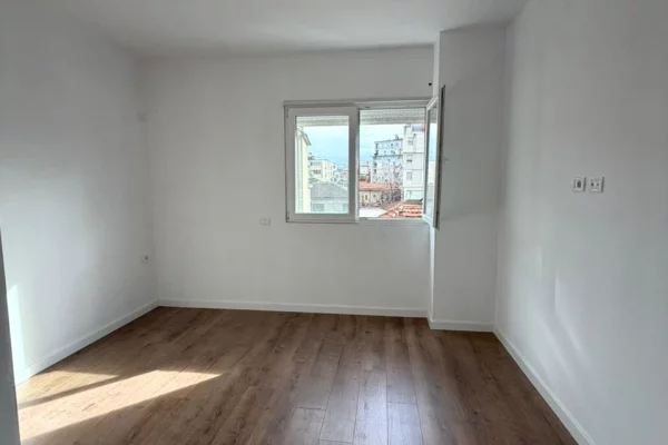 Shtepi ne shitje Apartament ne Tirane, 3+1, Mobilimi Bosh, pa mobiluar, Pagesa 338,820  Euro.