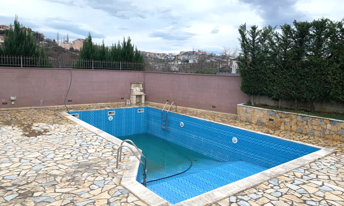 Shtepi ne shitje Vila Luksoze ne Tirane, 7+1, Mobilimi E mobiluar, Pagesa 2,200,000  Euro.