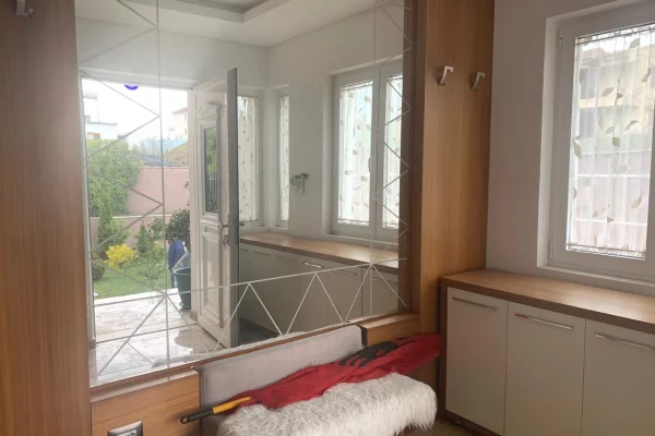 Shtepi ne shitje Vila Luksoze ne Tirane, 7+1, Mobilimi E mobiluar, Pagesa 2,200,000  Euro.