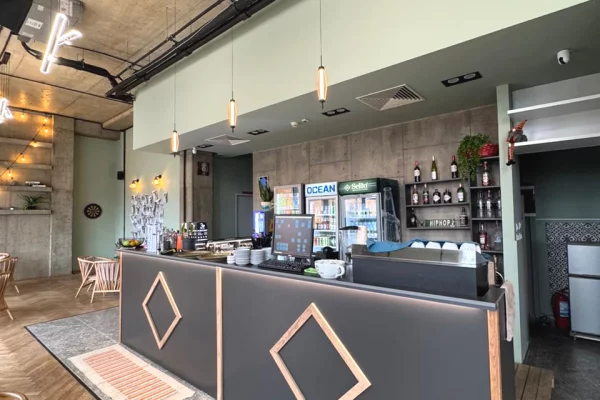 📍 Shitet Biznes Bar-Kafene – Prane Aeroportit