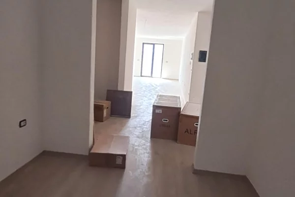 Shtepi ne shitje Apartament ne Tirane, 2+1, Mobilimi Bosh, pa mobiluar, Pagesa 192,709  Euro.