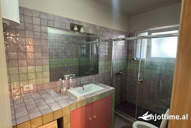 Shtepi me qera Apartament ne Tirane, 2+1, Mobilimi E mobiluar, Pagesa 650  Euro.