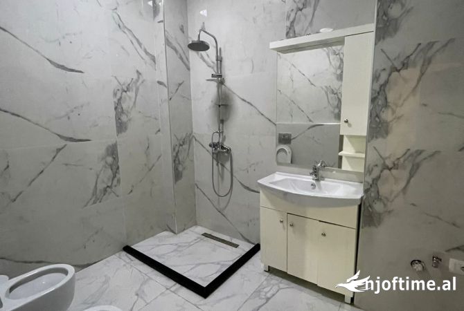 Jepet Ambient 1+1 me Qera, Sheshi Wilson