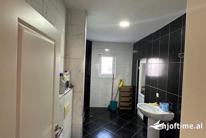 Shtepi me qera Apartament ne Tirane, 3+1, Mobilimi E mobiluar, Pagesa 750  Euro.