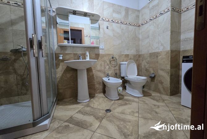 Shtepi ne shitje Apartament ne Tirane, 2+1, Mobilimi E mobiluar, Pagesa 125,000  Euro.