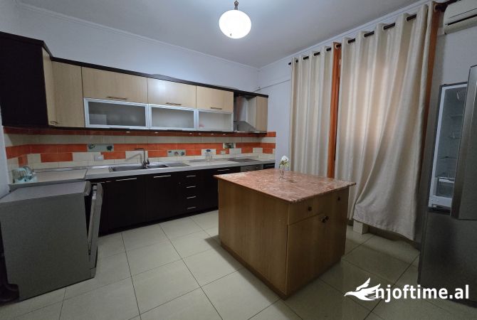 Shtepi me qera Apartament ne Tirane, 3+1, Mobilimi E mobiluar, Pagesa 600  Euro.