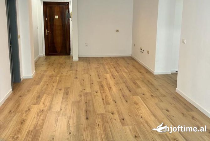 Ambient biznesi me qera 3+1 ne Tirane - 1,200 Euro